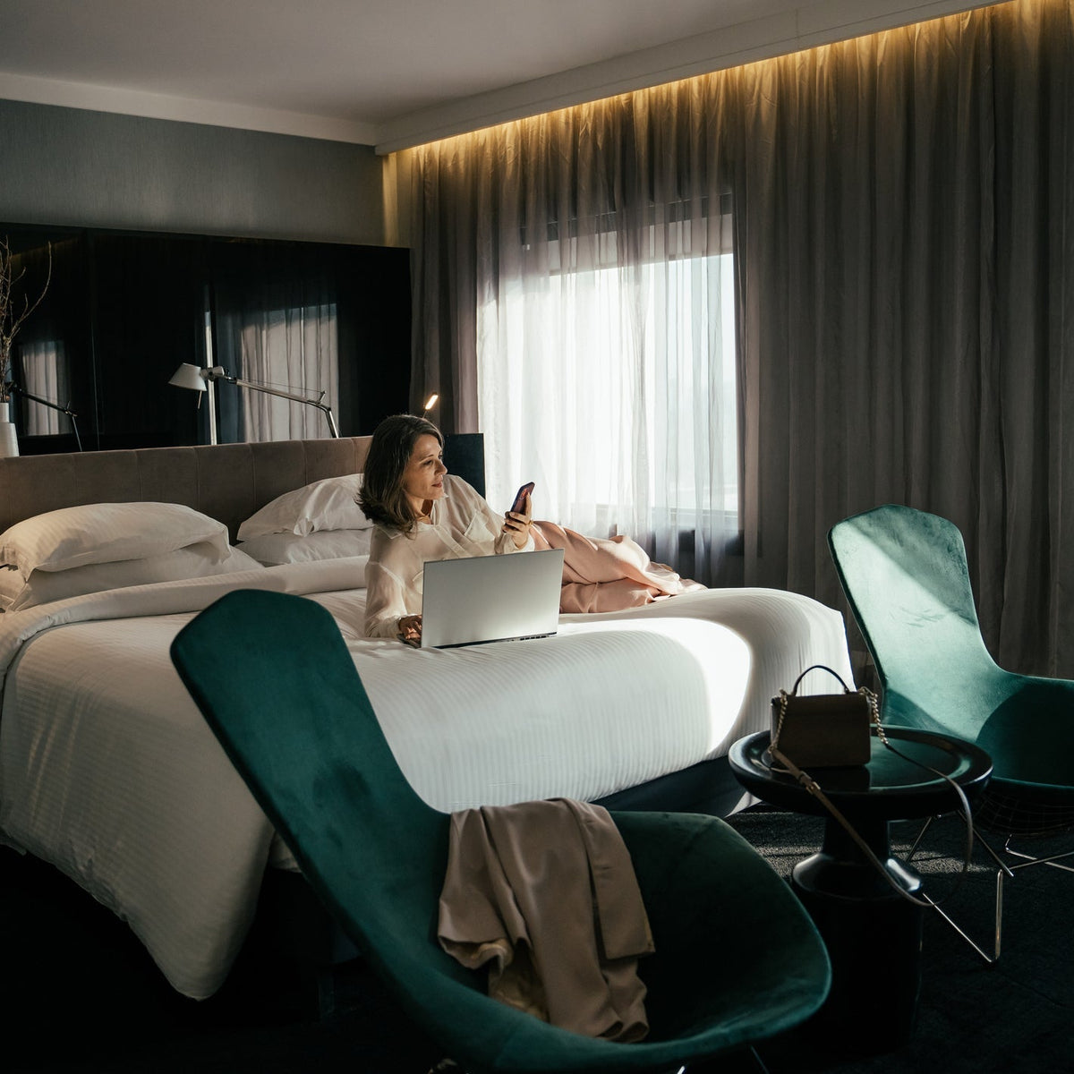The First-Night Effect: Why We Sleep Poorly in New Environments – HMN24